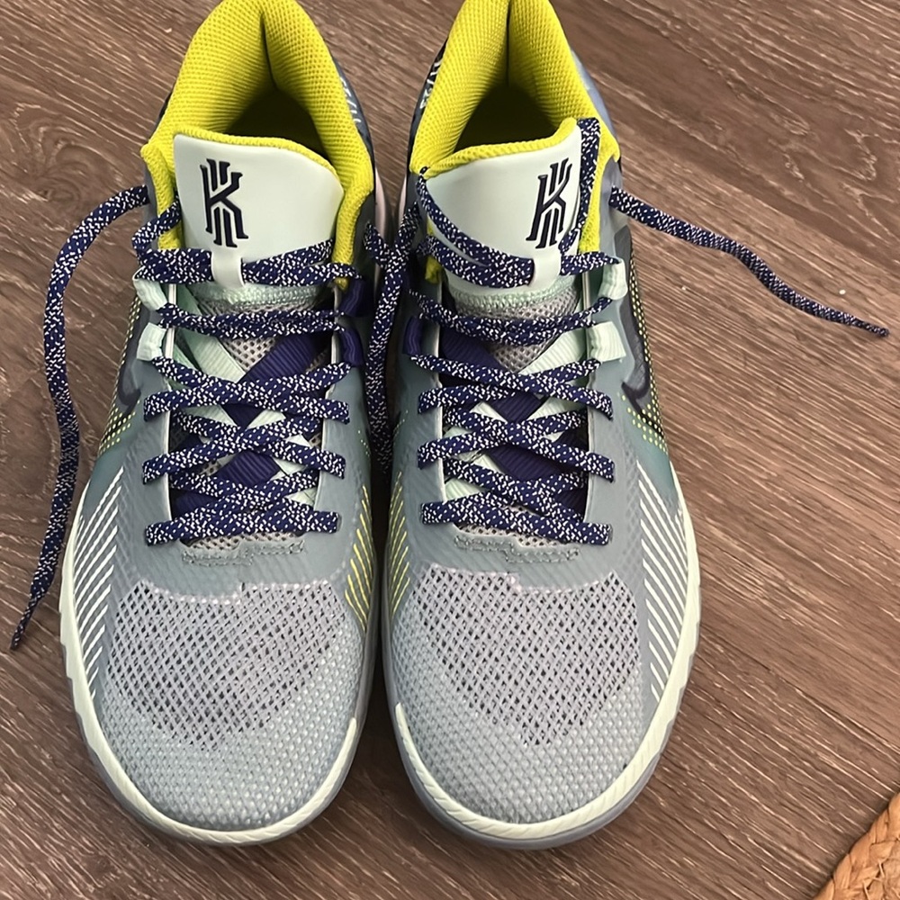 Kyrie Flytrap V basketball shoes - Picture 3 of 3